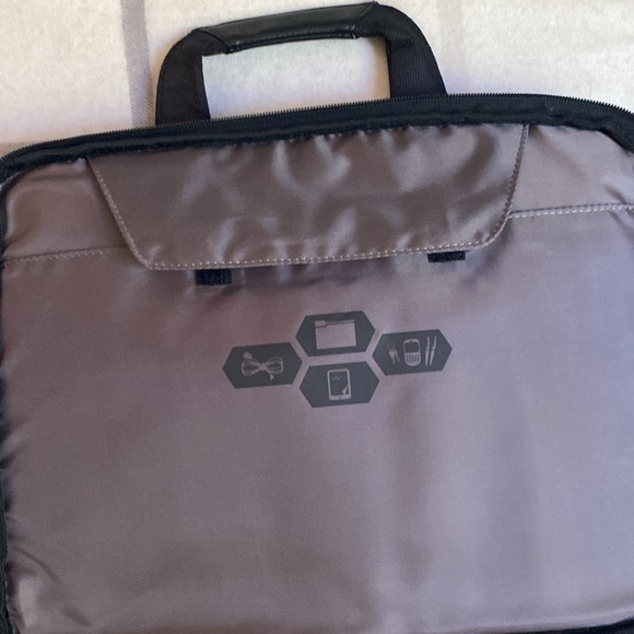 Targus Corporate Traveler Laptop Bag in Black - Picture 9 of 16